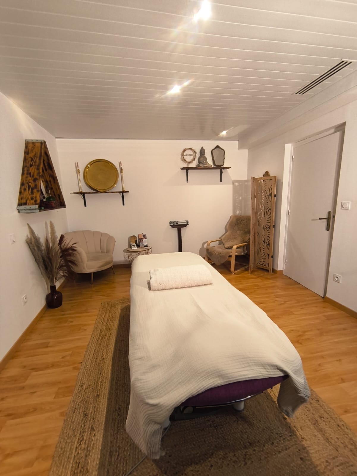 La table de soins et la cabine, à Priay.