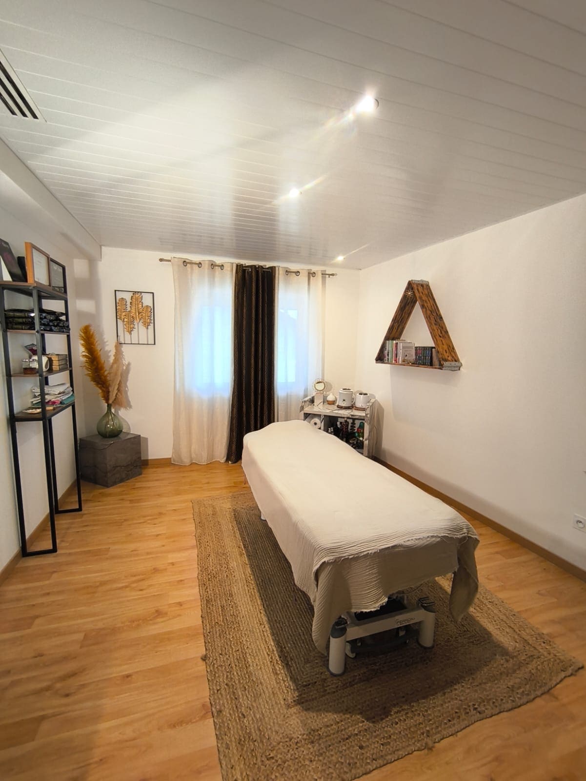 Vue d'ensemble de la cabine de soins, à Priay.